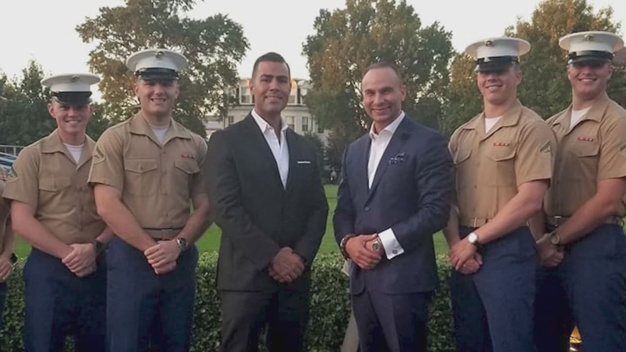 Agosto: Francisco Cortés. Es el cofundador de la Cámara de Comercio de veteranos en Nueva Jersey, donde les ofrecen apoyo y recursos a militares activos, familiares y veteranos desde el 2018. 
<br> 
<a href="https://univision.wyng.com/Angel_del_41_2021" target="_blank">Haz clic aquí para votar</a>