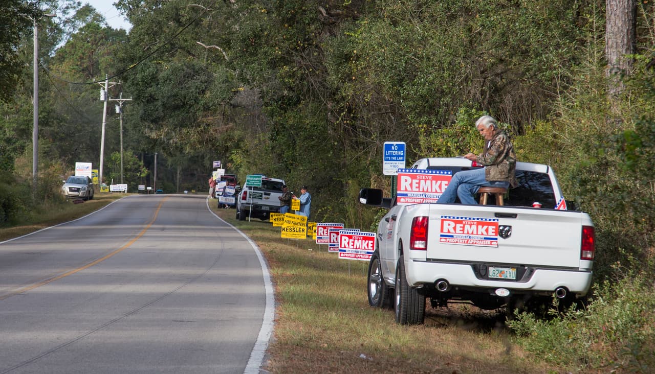 Partidarios de varios candidatos piden el voto a las afueras de un centro electoral en Crawfordville, en el norte del estado, en una zona que tradicionalmente apoya a los republicanos.