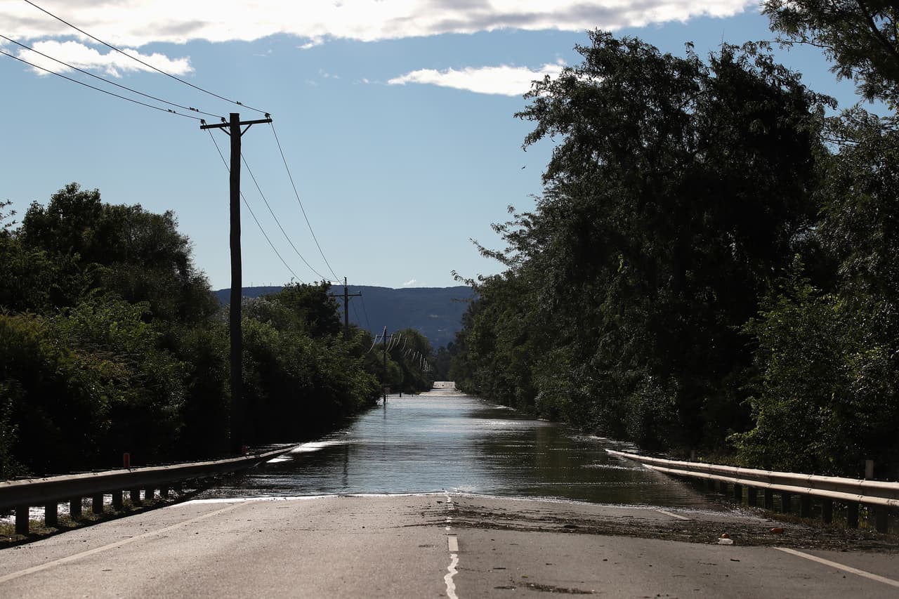 El agua puede ser más profunda de lo que parece y puede ocultar peligros tales como objetos afilados y cables eléctricos.
<br>
<br>Un vehículo atrapado en agua en movimiento rápido puede ser arrastrado en segundos.12 pulgadas de agua pueden hacer flotar un automóvil. 18 pulgadas de agua pueden arrastrar vehículos grandes.