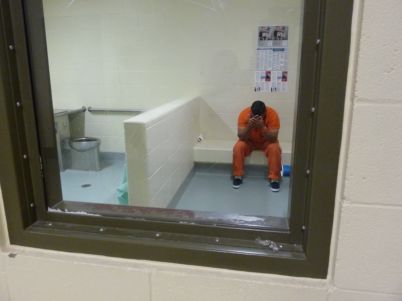 Alrededor de 240 de los detenidos en Adelanto son mujeres.