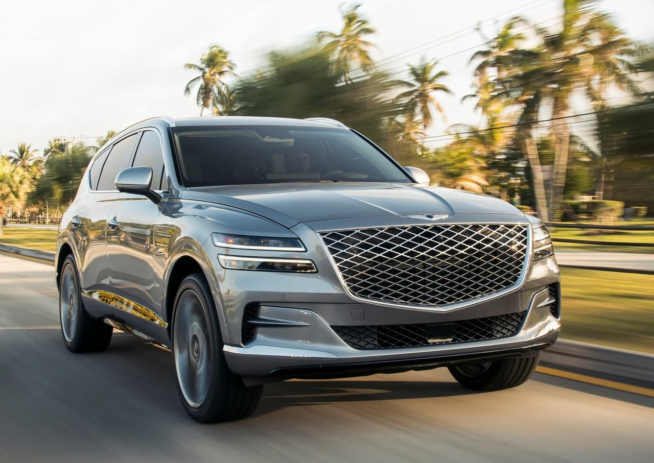 <h3 class="cms-H3-H3"><b>Genesis GV80 2021</b></h3>
<br>
<br>La Genesis GV80 2021 es la primera SUV de la joven marca de lujo y cuarto modelo en un portafolio que hasta ahora estaba compuesto exclusivamente por sedanes: G70, G80 y G90. La ‘V’ en su nomenclatura hace referencia a la versatilidad que ofrece. Según Genesis, los propietarios de la GV80 nunca tendrán que pisar un concesionario tras llevar a cabo la compra, pues todas la unidades incluyen el servicio de valet programado para cuando sea necesario realizar alguna reparación o mantenimiento. Este modelo tiene un precio inicial de 48,900 dólares y sus primeras entregas están programadas para el otoño de este año.
<br>