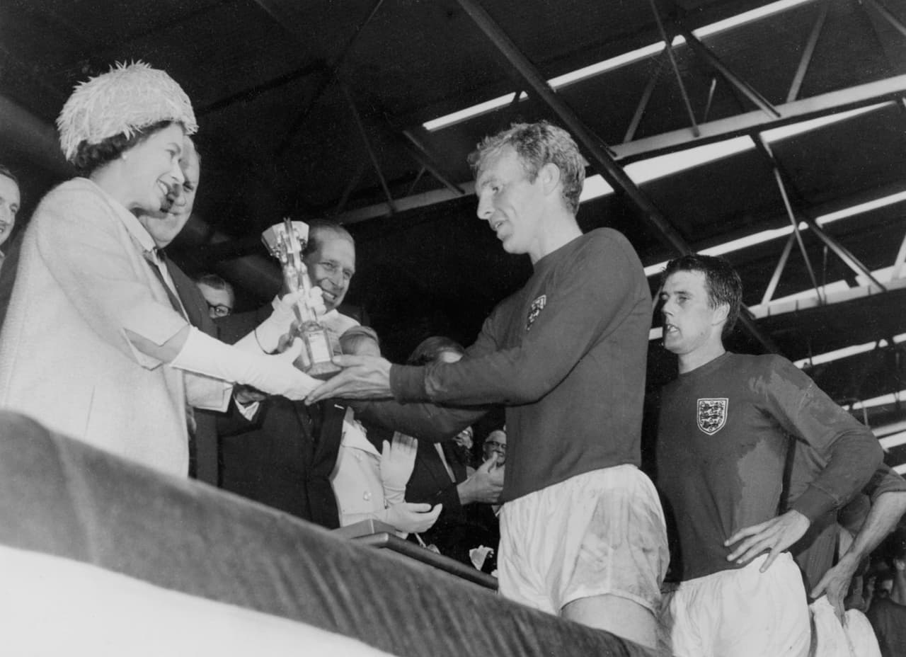 Con la alegría de la aparición de la Jules Rimet, se realizó el Mundial de 1966 e Inglaterra salió campeón. La reina Isabel entregó el galardón a los ganadores.