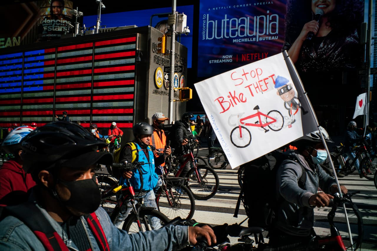 La manifestación de repartidores pasando por Times Square. Según las autoridades, los delitos han aumentado en la ciudad desde inicios de la pandemia y se ha denunciado el despojo de al menos 4,477 bicicletas, lo que representa un aumento del 27 por ciento respecto al mismo período del año pasado. Sin embargo, las cifras generales de robos se mantienen más o menos iguales a las de 2019.