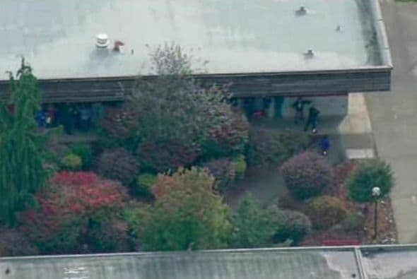 Por lo menos hay cuatro estudiantes que resultaron heridos, uno de ellos tuvo que ser trasladado en helicóptero. (Imagen tomada de Twitter).