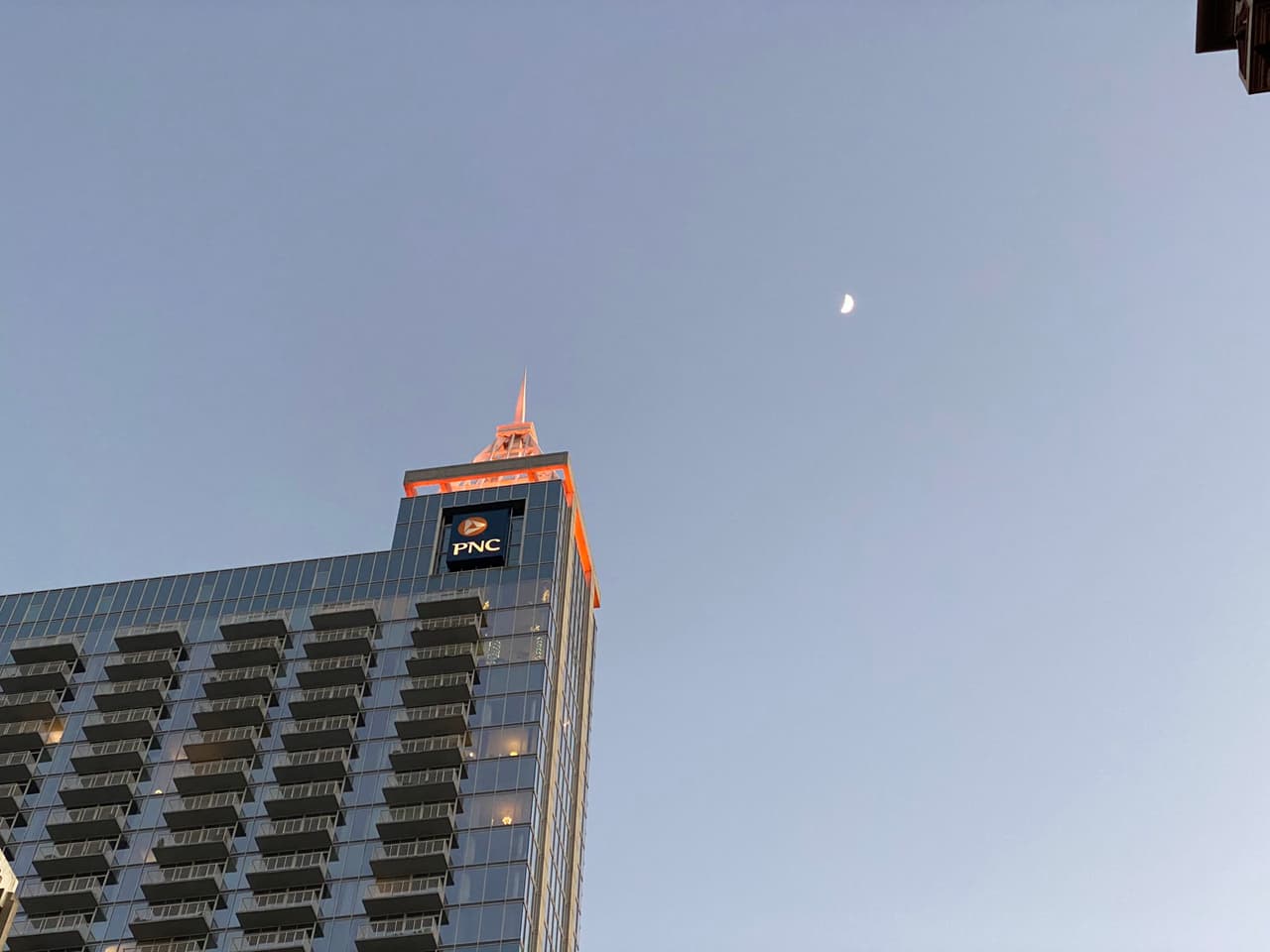El edificio PNC del centro de Raleigh se iluminó de ámbar en la parte superior. Te invitamos a compartir tus imágenes en nuestras redes sociales.