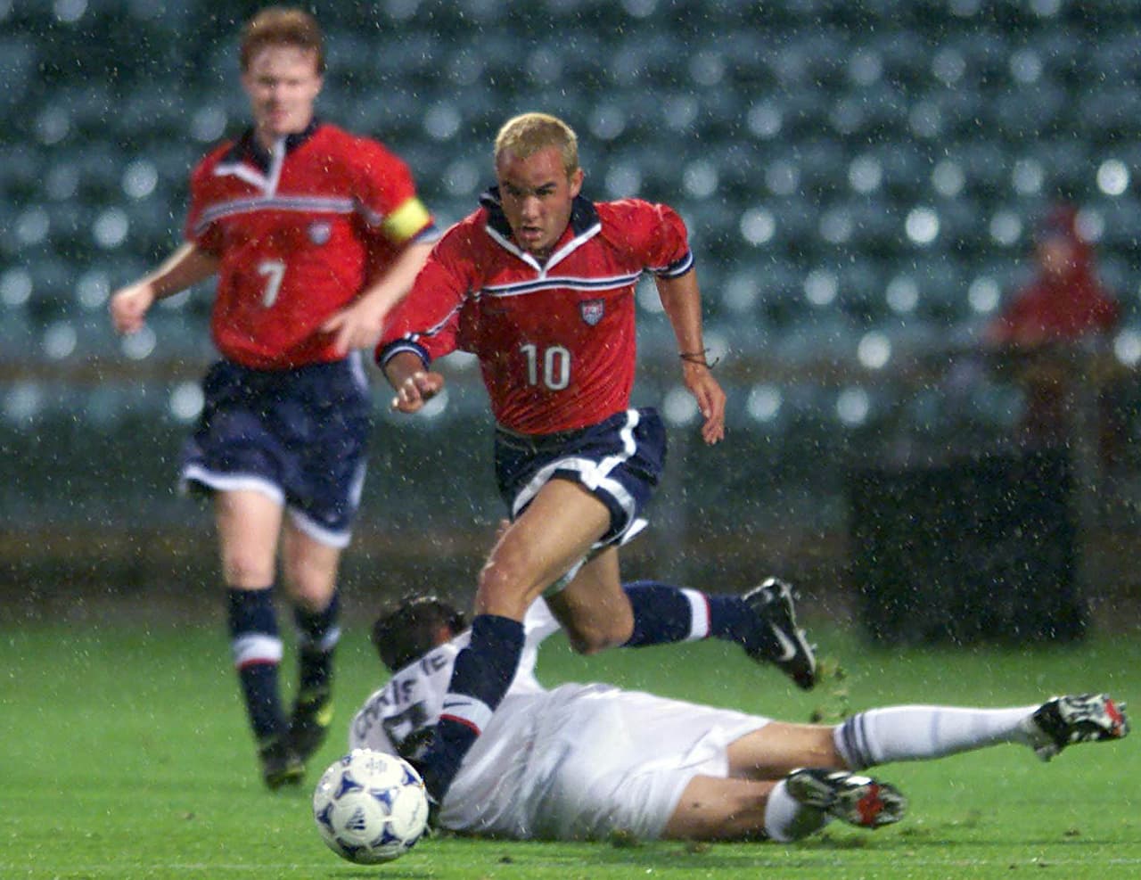 Donovan debutó en el mundo del fútbol en el Mundial Sub-17 de 1999, donde fue reconocido como el mejor jugador del torneo y estuvo bajo los ojos de varios equipos.