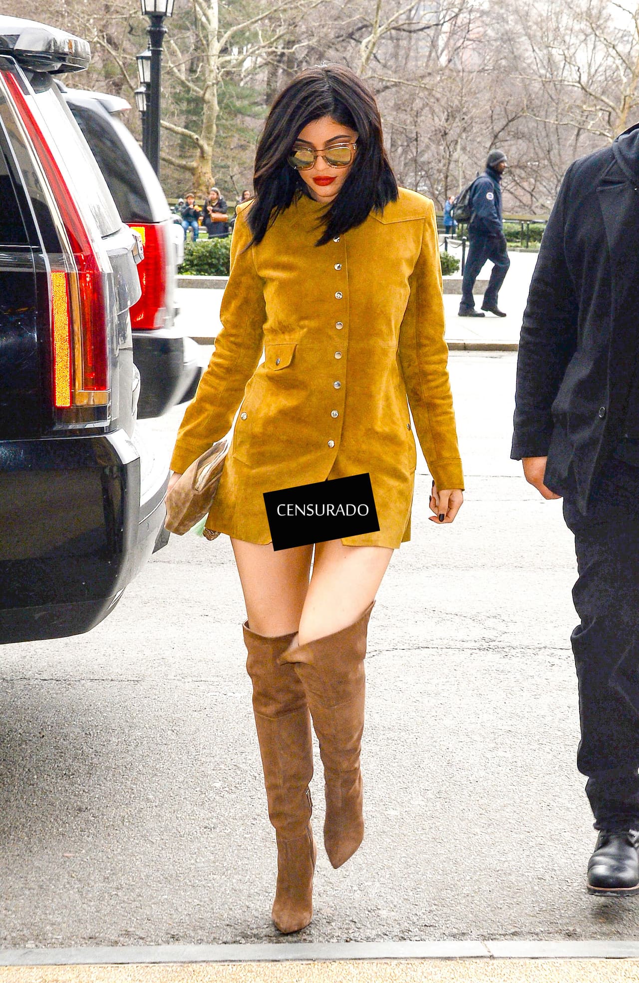 Al dar pasos más largos se abrió su hermoso abrigo.