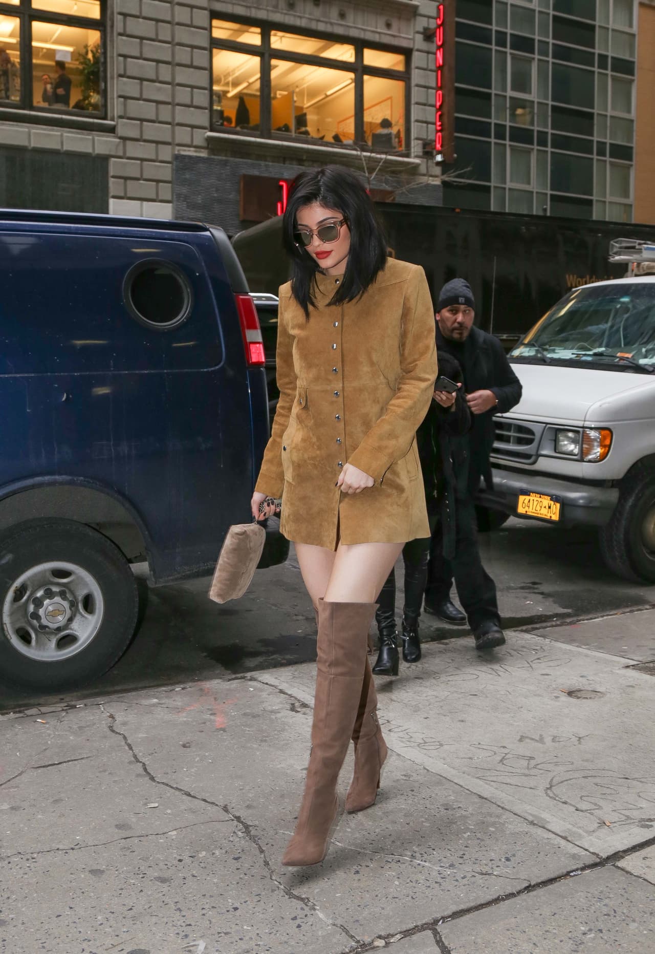 Apresuró el paso para evadir a las cámaras.