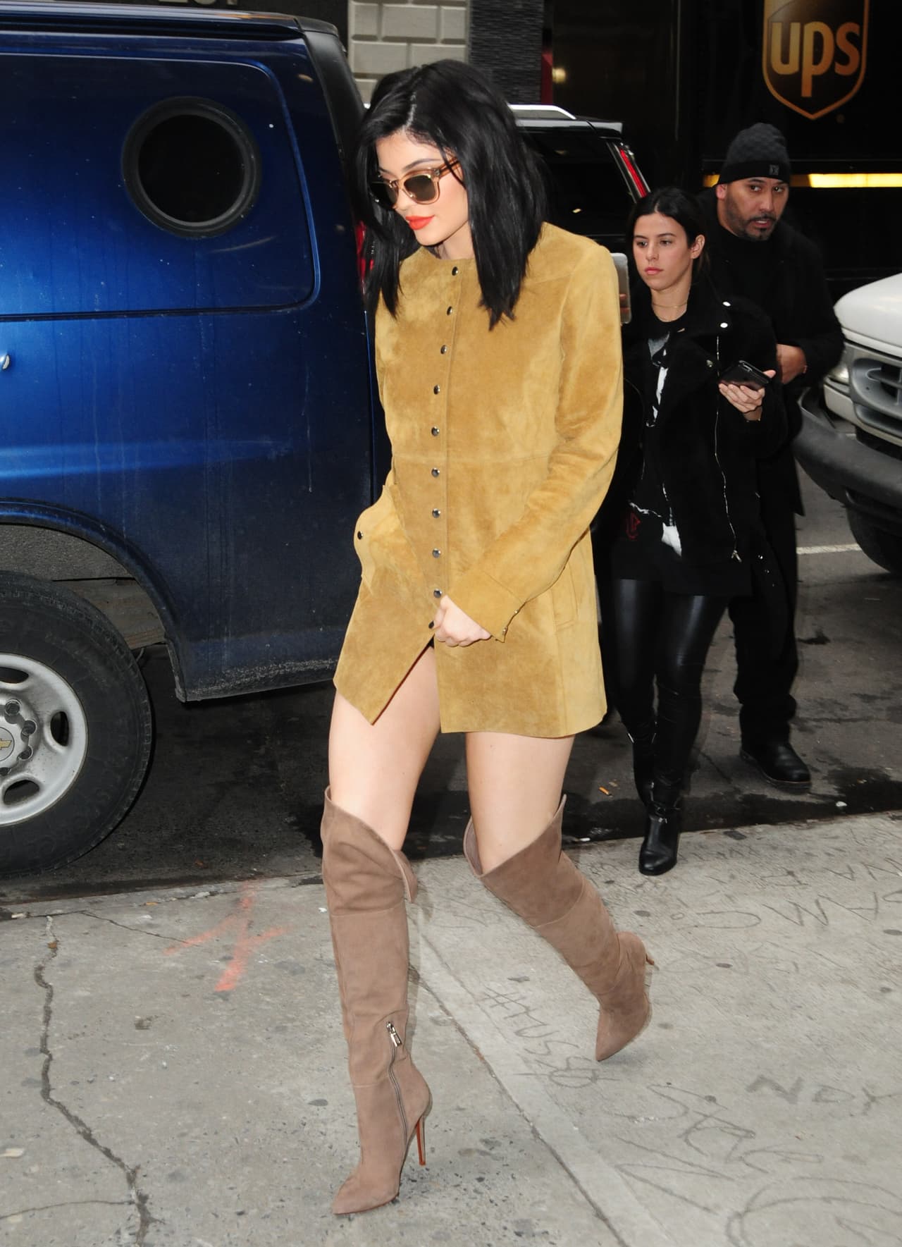 Kylie intentó trotar para dejar atrás a los fotógrafos.