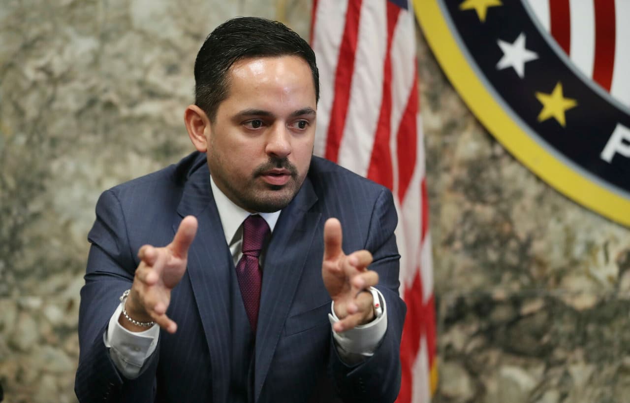 Erik Rolón aclara que su sueldo es de $106,666 anuales