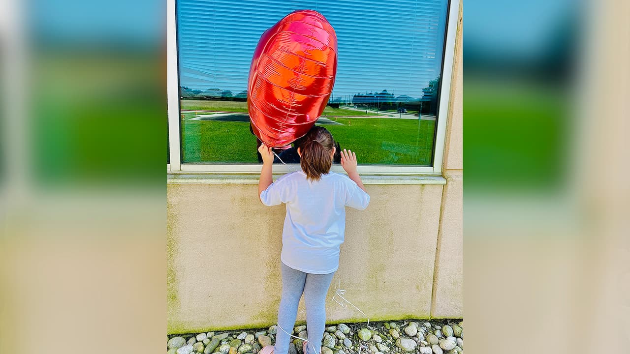 Sin embargo, su hija lo visitaba frecuentemente a través de una ventana afuera del hospital de Pasadena, Texas.
