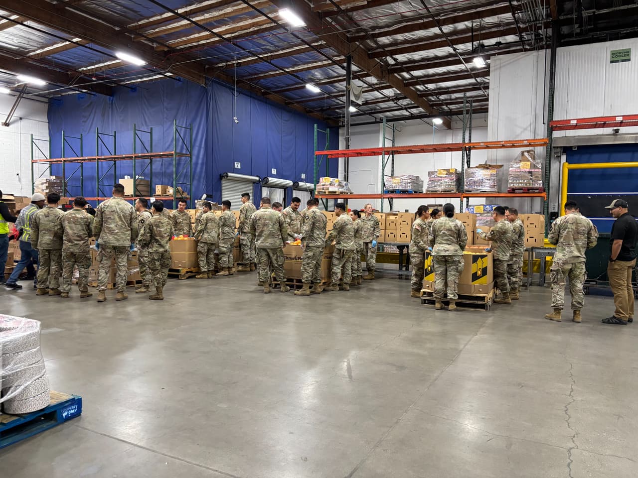 La operación del viernes contó con 32 miembros de la Guardia Nacional y ocho voluntarios del California College Corps, quienes procesaron 25.000 libras de frutas y verduras frescas. La misión, coordinada con la Oficina de Servicios de Emergencia de California (Cal OES) y California Volunteers, se centra en tareas logísticas como empaquetado de cajas, gestión de entregas y movimiento de suministros en almacenes.