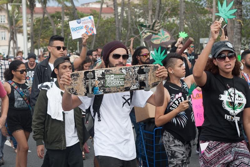 El miércoles, el grupo de la fundación Free Juana marchó, acompañado de cientos de personas en contra de la penalización de la marihuana en Puerto Rico. La policía detuvo a 22 personas que participaron de la manifestación frente al Capitolio por alegada posesión de la planta ilegal.
