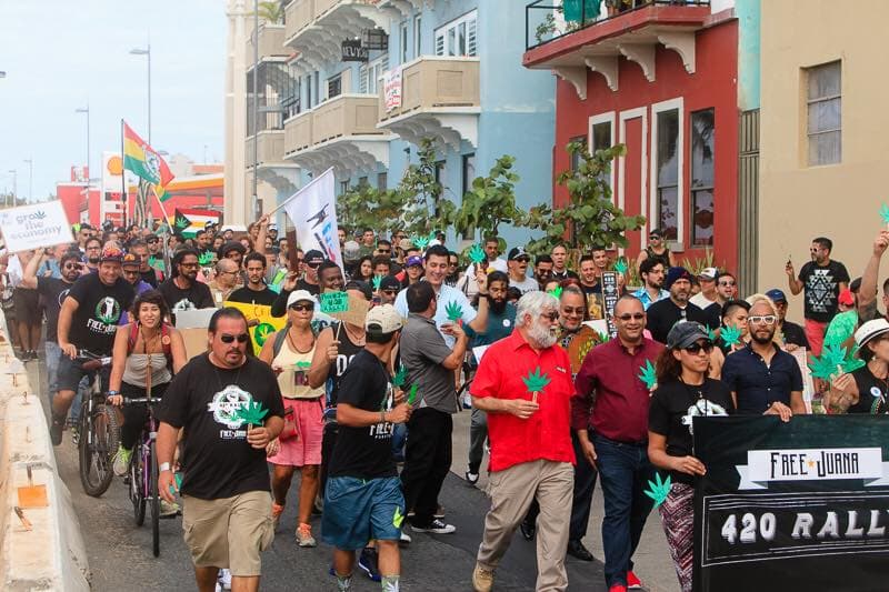 El miércoles, el grupo de la fundación Free Juana marchó, acompañado de cientos de personas en contra de la penalización de la marihuana en Puerto Rico. La policía detuvo a 22 personas que participaron de la manifestación frente al Capitolio por alegada posesión de la planta ilegal.