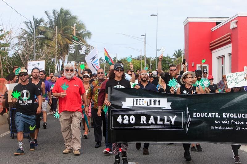 El miércoles, el grupo de la fundación Free Juana marchó, acompañado de cientos de personas en contra de la penalización de la marihuana en Puerto Rico. La policía detuvo a 22 personas que participaron de la manifestación frente al Capitolio por alegada posesión de la planta ilegal.