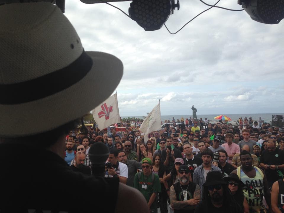 El miércoles, el grupo de la fundación Free Juana marchó, acompañado de cientos de personas en contra de la penalización de la marihuana en Puerto Rico. La policía detuvo a 22 personas que participaron de la manifestación frente al Capitolio por alegada posesión de la planta ilegal.