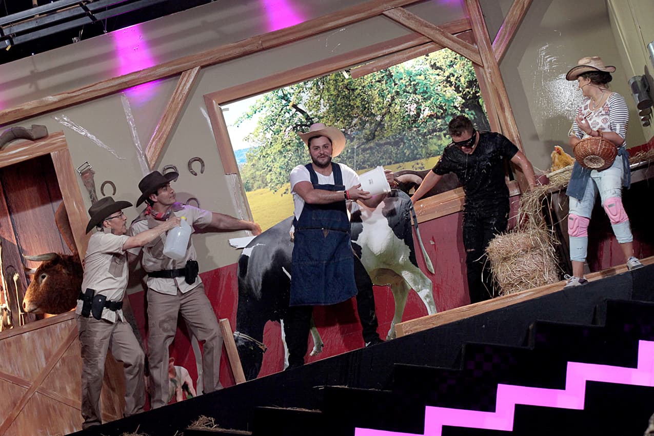 Había llegado la hora del escenario inclinado. Los primeros en subir fueron Mariana, David, Paul, Fernando y Yurem, quien interpretó a un ladrón de leche. En los siguientes minutos, Yurem se volvió la víctima que recibió huevazos, cubetadas "de leche" y golpes, hasta los oficiales de policía se le fueron encima.