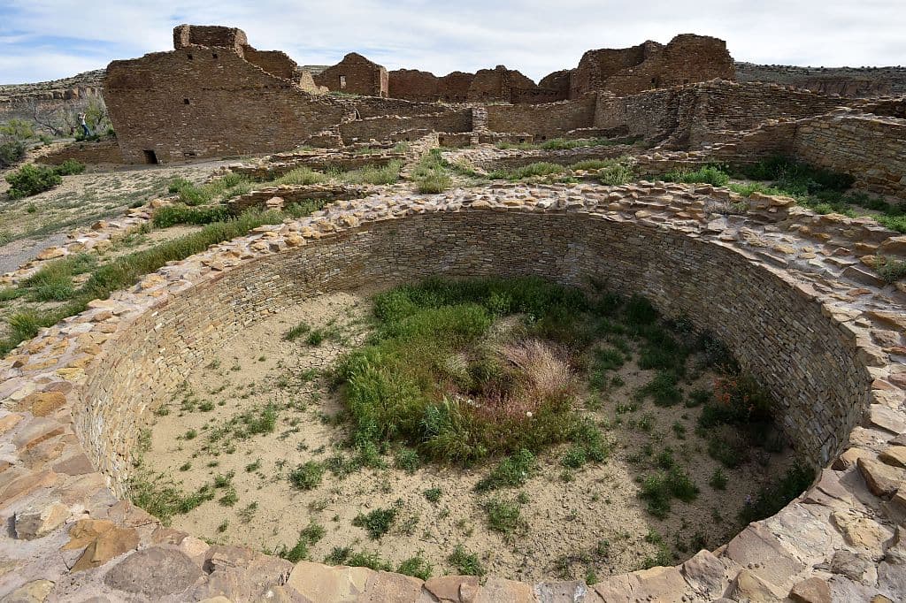 Estas son las ruinas de Pueblo del Arroyo en el parque histórico nacional de la cultura de Chaco.