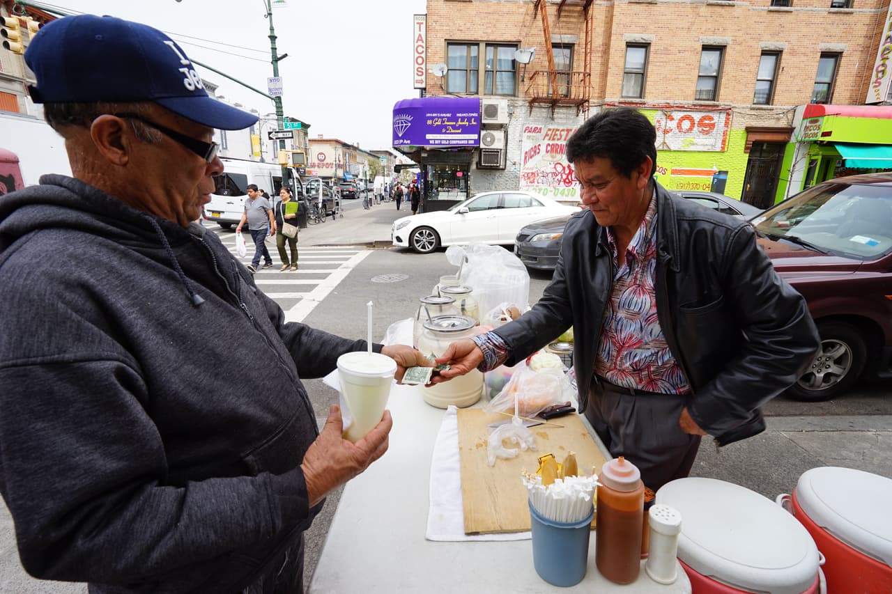 Las ventas no son tan buenas como hace años, pero Policarpo disfruta su trabajo.