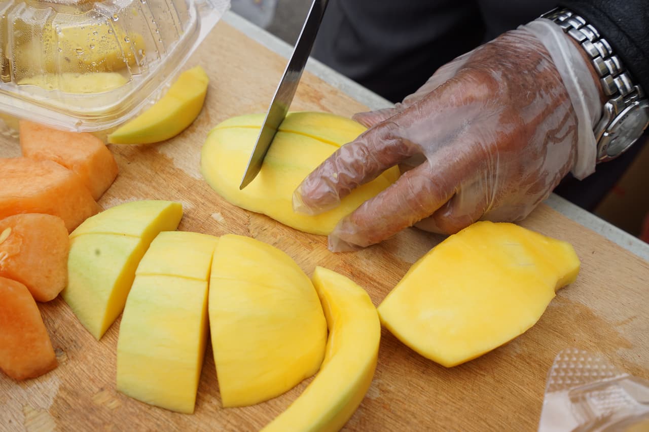 Con la venta de fruta paga la universidad de sus hijos en NYC y en México.