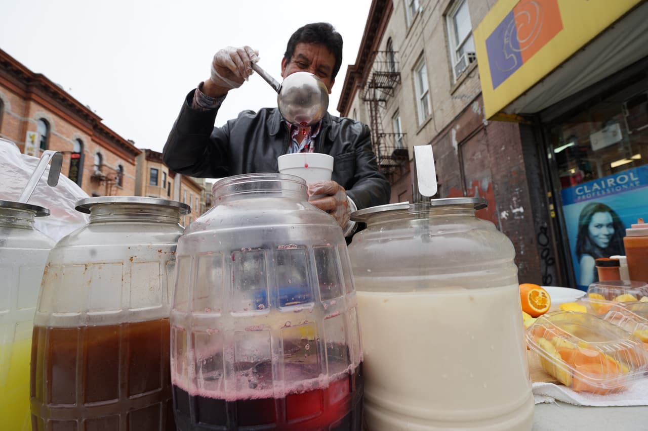 En la madrugada prepara sus productos para salir a la calle a vender.