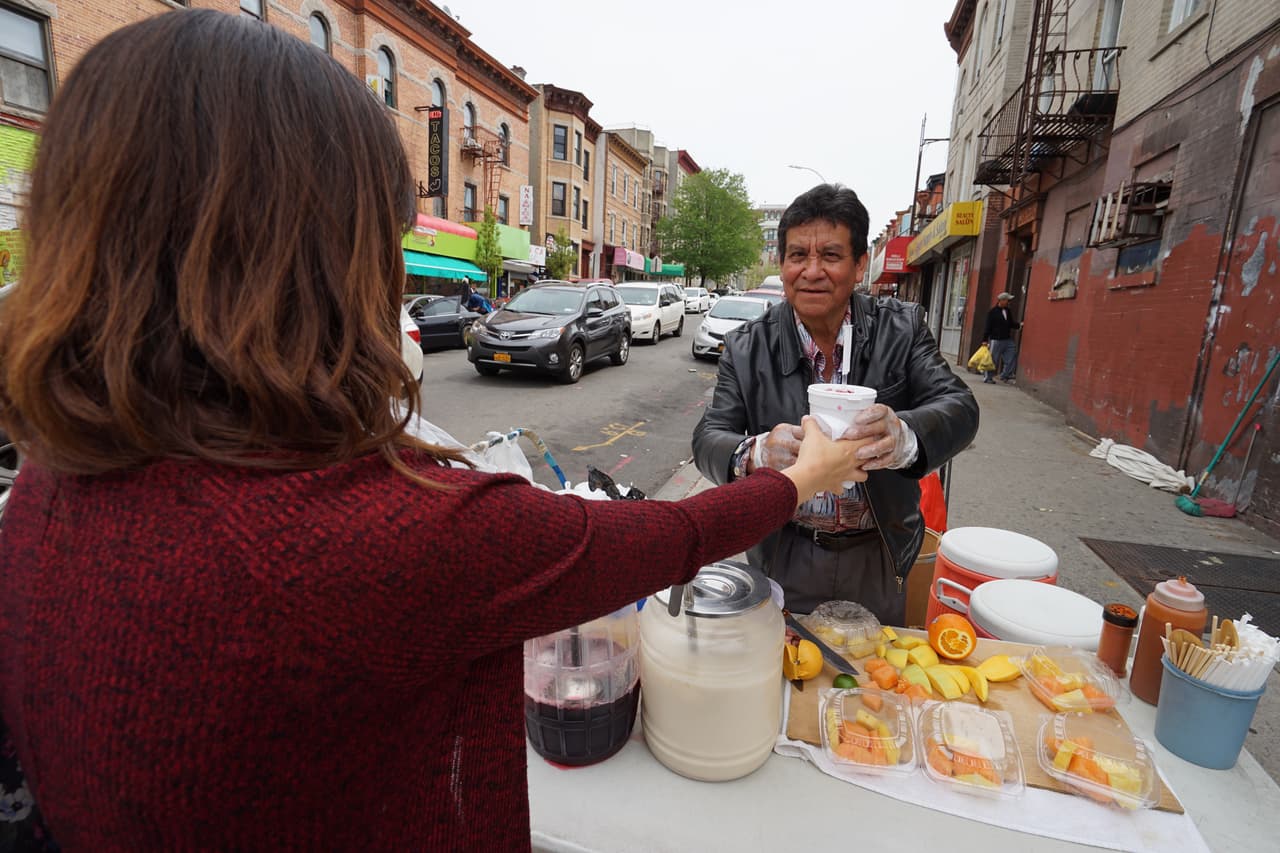 Los clientes apoyan la lucha de los vendedores ambulantes.