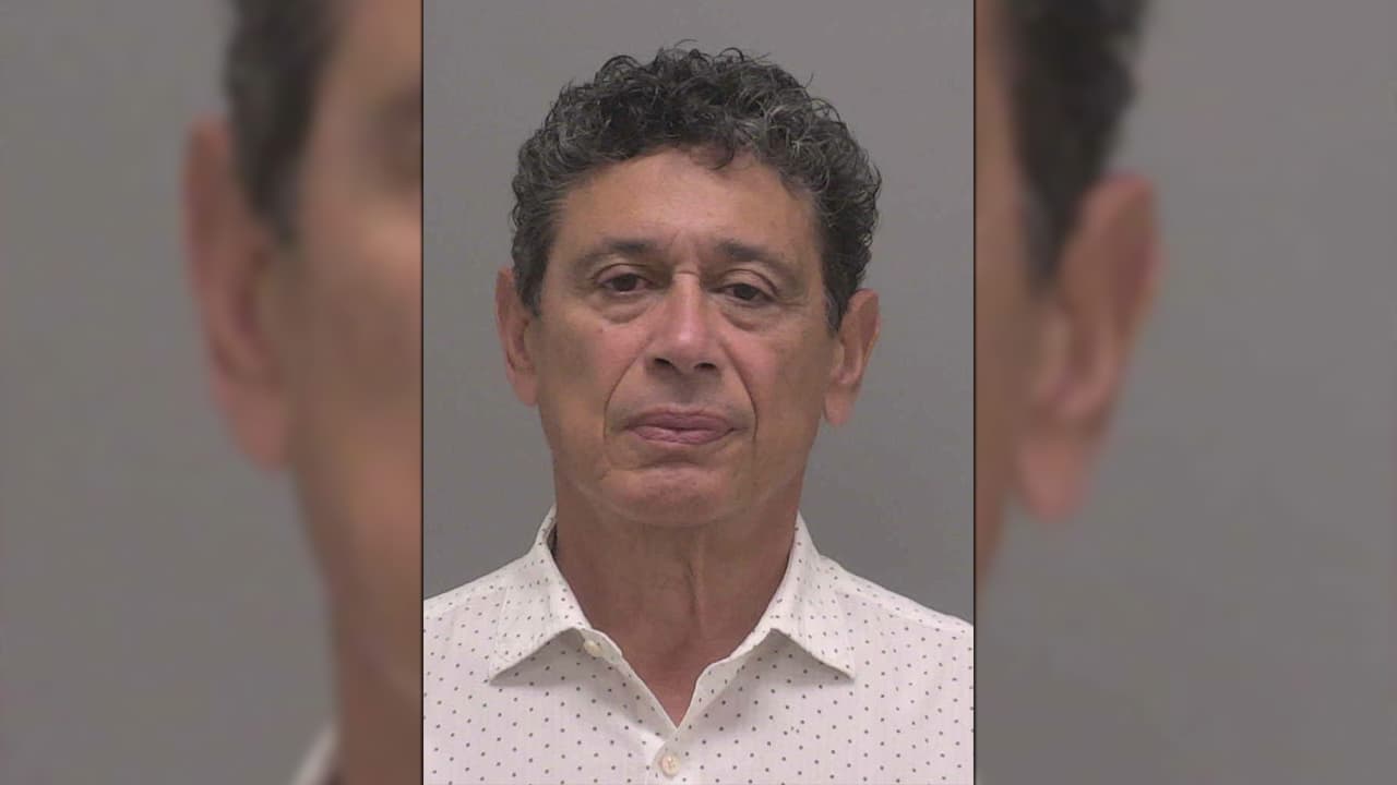 Maestro con casi 20 años enseñando en la misma escuela es acusado de libertades indecentes con un estudiante