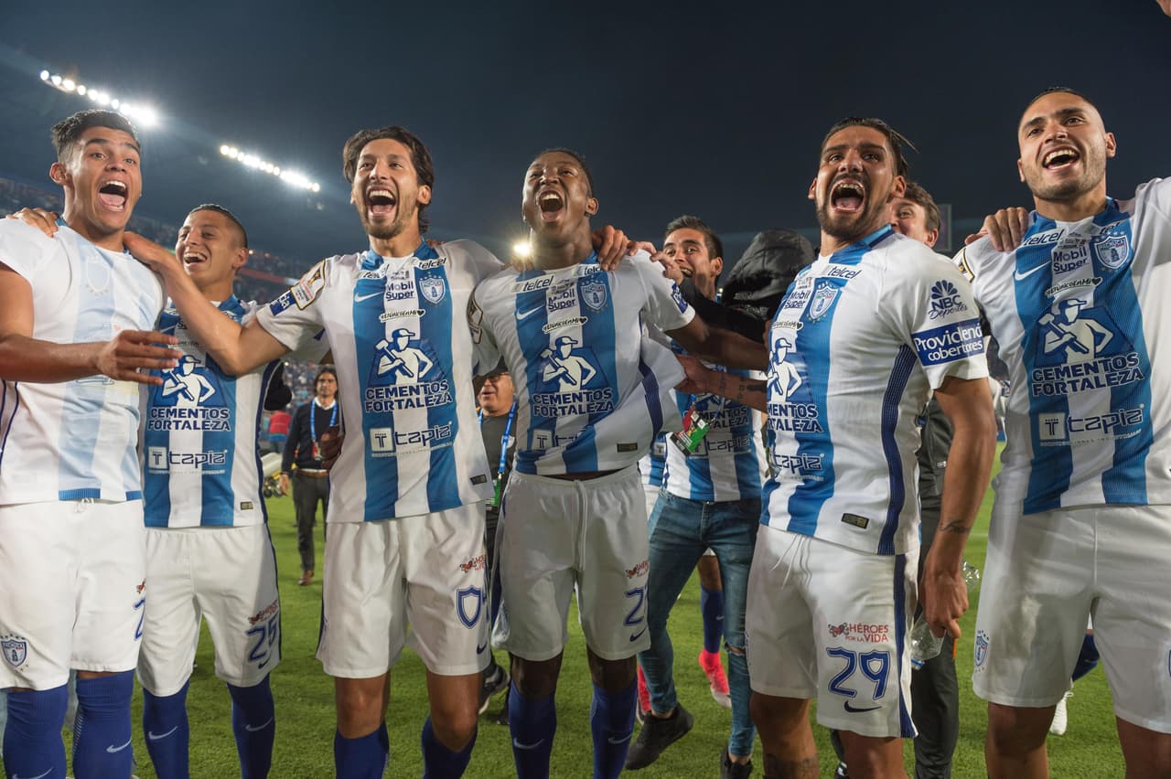Los cánticos de campeón en el centro de la cancha fueron parte de la celebración.