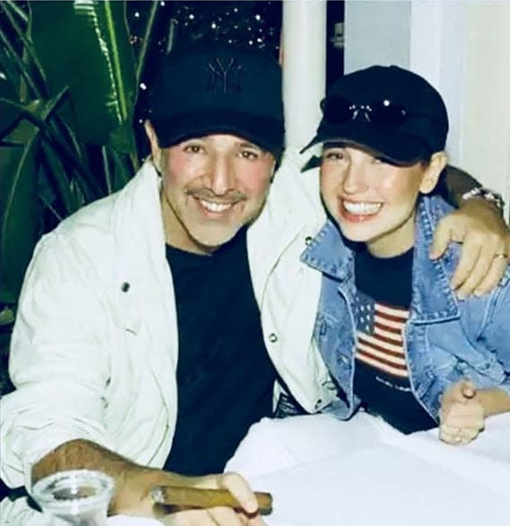 Se conocieron a través de Emilio Estefan. Fue en una de las visitas que la cantante hizo a Nueva York que le llamó para comentarle: 'Oye, Emilio, ¿aquí es donde vive tu amigo que tanto me mencionas? Mañana es mi último día aquí en Nueva York, dile que si me quiere encontrar para solo drinks".