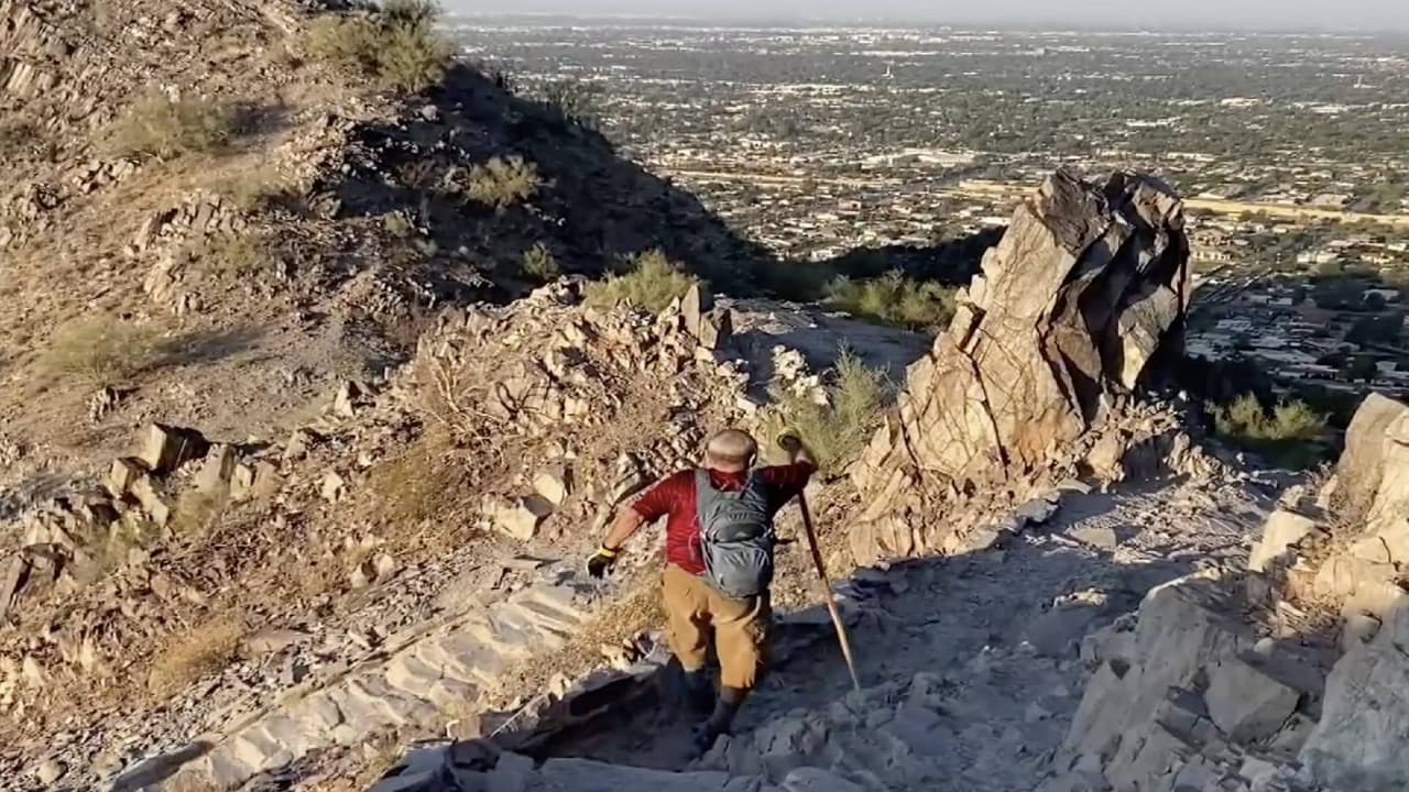 Este senderista de 85 años que a diario sube una montaña de casi 2 kilómetros, nos revela sus secretos para mantenerse activo.
<br>