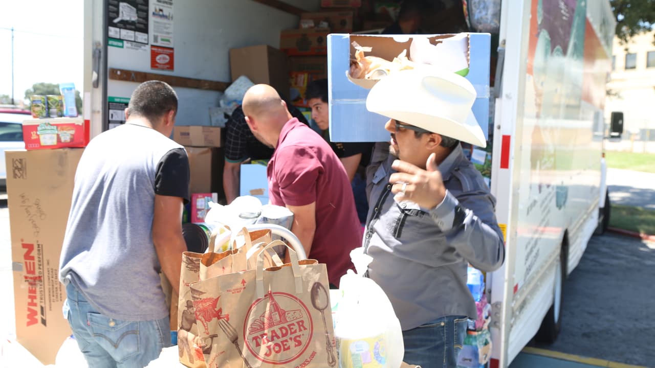 Así se cargo el camión con ayudas para los damnificados en Houston por radioescuchas y 'El Bueno, La Mala y El Feo'.