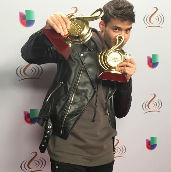 4. Por ser el príncipe de los premios musicales. Hasta el momento ha ganado 12 Premios Billboard, 13 Premios Lo Nuestro, 17 Premios Juventud, y tiene tres nominaciones al Latin Grammy.