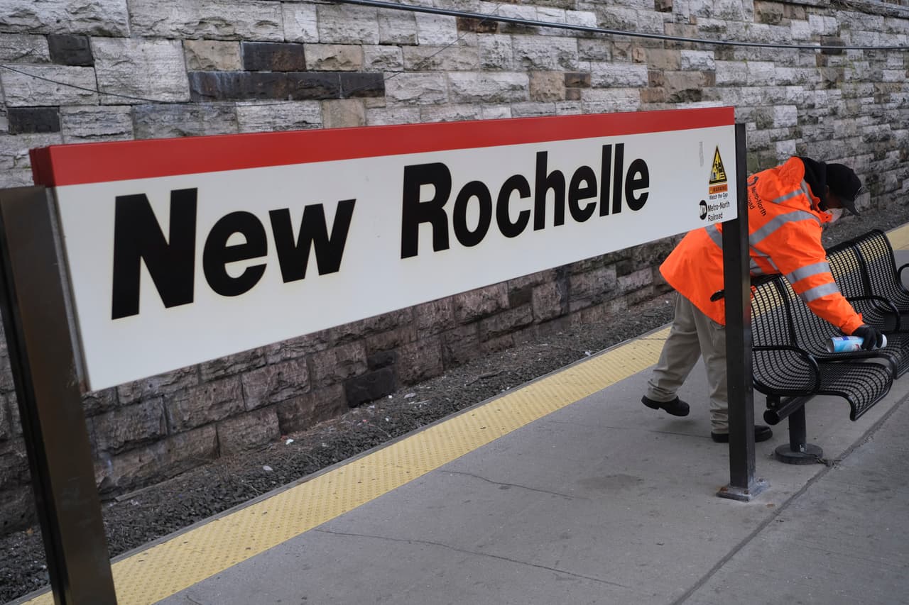 Empleados del metro desinfectan partes de la estación de New Rochelle. El suburbio de unos 80,000 residentes no es un perímetro de exclusión o cuarentena estricta, aun así, "es una medida drástica", dijo el gobernador de Nueva York Andrew Cuomo en una conferencia de prensa. "Es el mayor grupo de casos en el país".