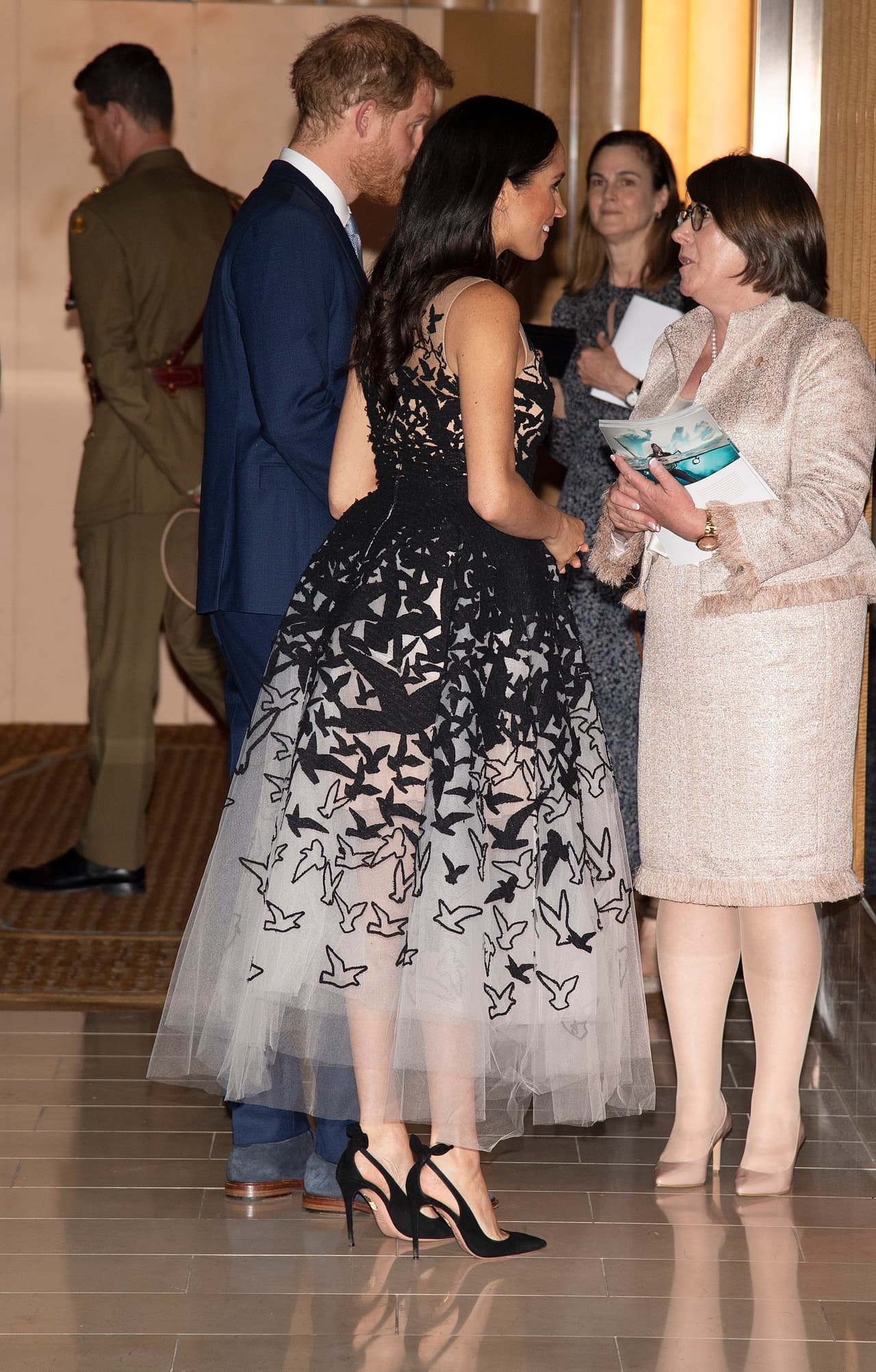 Meghan Markle lució unos zapatos negros de piel de la marca Aquazzura Deneuve, que tienen un coste estimado de 750 dólares y que
<a href="https://www.univision.com/estilo-de-vida/moda/meghan-markle-sale-sola-por-primera-vez-con-un-poderoso-look-de-18-000-dolares">no es la primera vez que usa</a>.