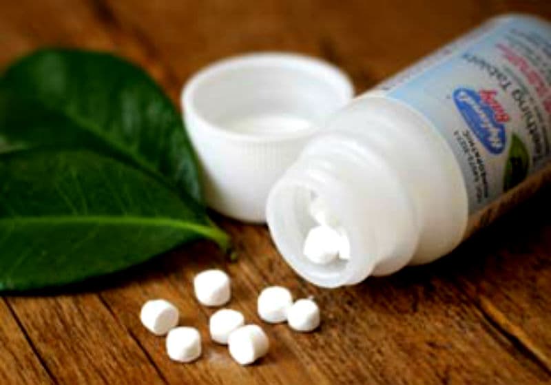 Alertan sobre riesgos y piden no usar geles y pastillas homeopáticas para bebés que están cortando dientes