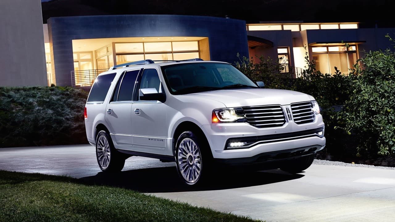 8. 
<b>Lincoln Navigator</b>: La SUV tamaño familiar de la marca de lujo de la Ford Motor Company ocupó el octavo lugar entre los vehículos más estadounidenses. Básicamente se trata de una versión lujosa de la Ford Expedition (séptimo lugar) que a pesar de varias y muy acertadas modificaciones, como la adopción del motor V6 doble turbo EcoBoost, puede rastrear sus raíces hasta la última década del siglo pasado. 
<br>
<br>2017 es el último año de la actual Lincoln Navigator, cuya 
<b><a href="http://www.univision.com/noticias/auto-show-de-nueva-york/nueva-york-2017-la-lincoln-navigator-2018-hace-a-las-suv-de-lujo-grandes-otra-vez" target="_blank">sustituta para 2018</a></b> fue uno de los vehículos más significativos del Auto Show de Nueva York 2017. Habrá que esperar si el nuevo modelo también consigue ocupar un lugar entre las más estadounidenses.