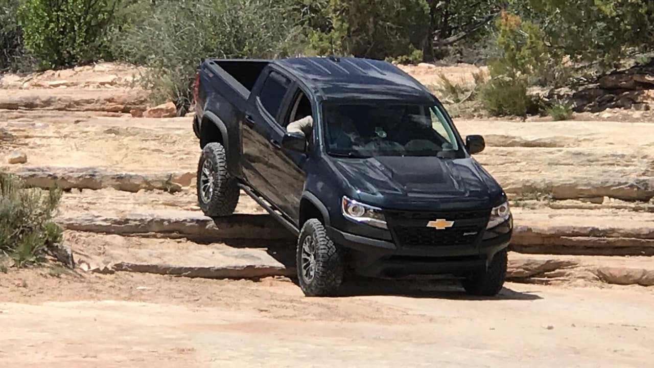 El precio inicial de la Chevrolet colorado es de 
<b>40,995 dólares</b>. Por ese monto te puedes llevar a casa una versión con cabina extendida y motor de gasolina. ¿Quieres el motor turbo diésel? Vas a tener que sumar 3,500 dólares al cheque.