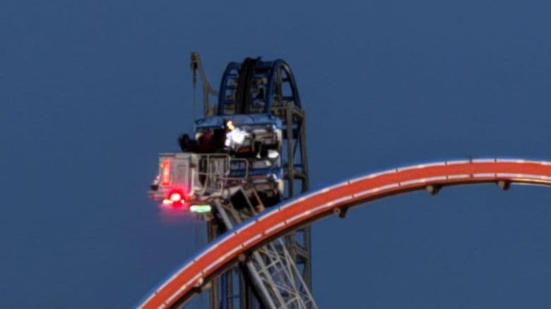 Ocho personas quedan atrapadas en montaña rusa de parque en Galveston