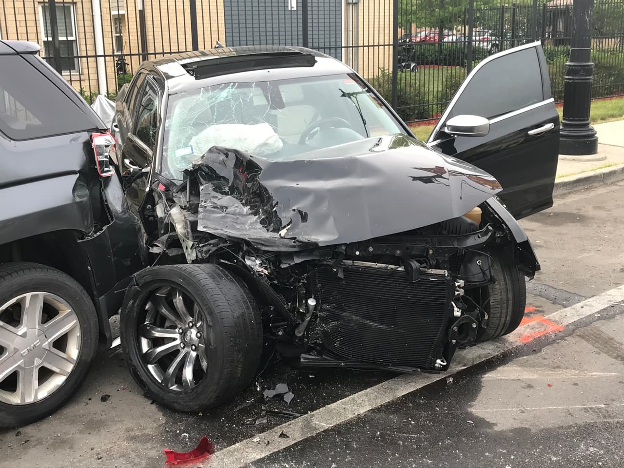 Vecinos del área y dueños de varios autos afectados coinciden en que la única pérdida que importa y se lamenta es la de la bebé de un año.