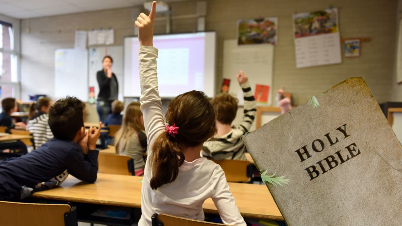  Texas da la aprobación inicial al plan para incluir partes de la Biblia en los libros de texto de las escuelas públicas 