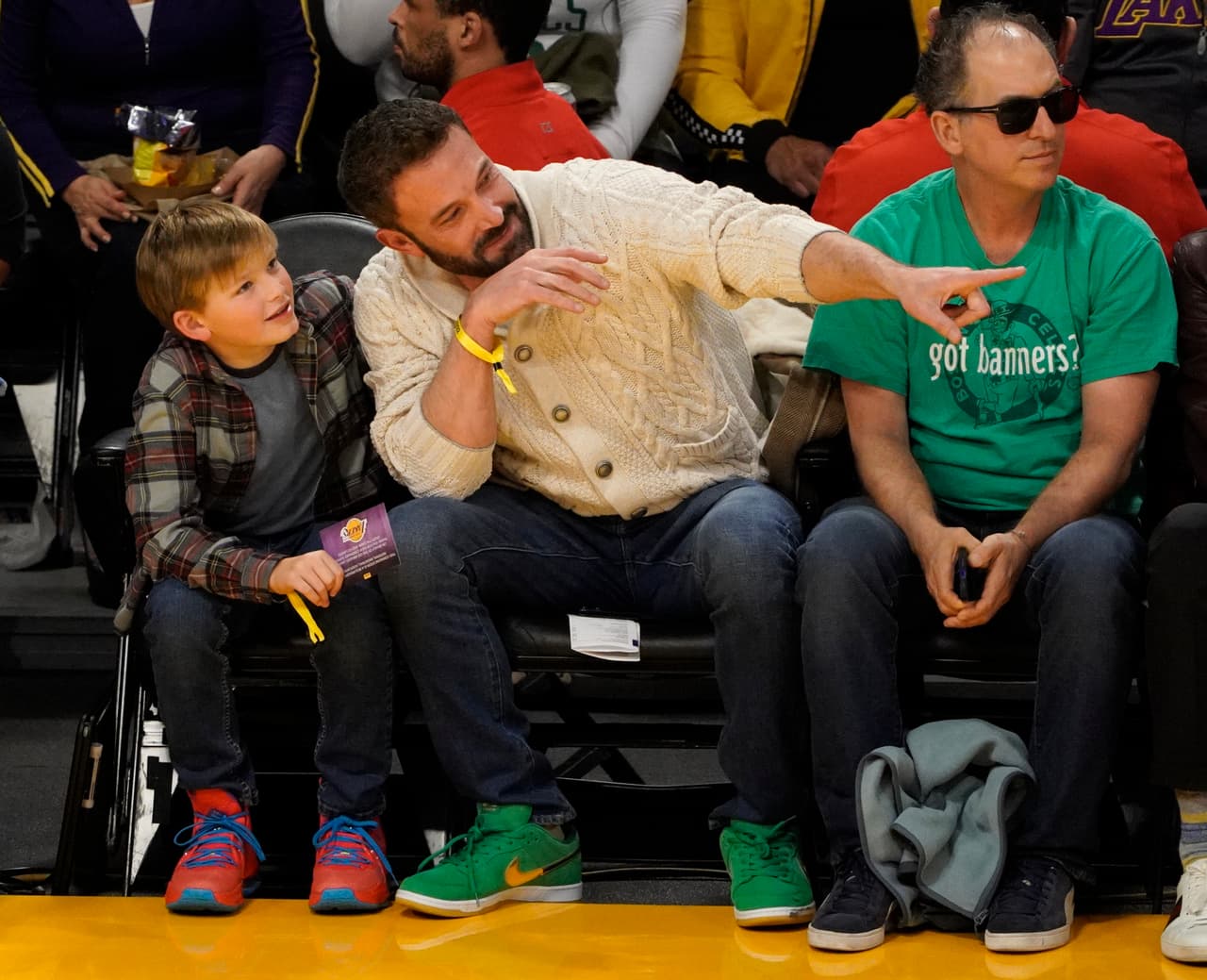 Ben Affleck no perdió la oportunidad de enseñarle a su hijo de 10 años algunos detalles que estaban sucediendo en la cancha.