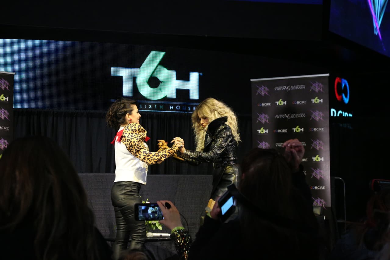 Alejandra Guzmán y Gloria Trevi respondieron a las preguntas de los medios que se dieron cita en la ciudad angelina para platicar acerca de su gira 'Versus'.