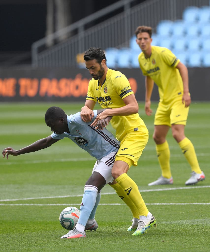 Pape Cheikh Diop aguanta el balón Vicente Iborra entra en desesperación y le regala la falta.