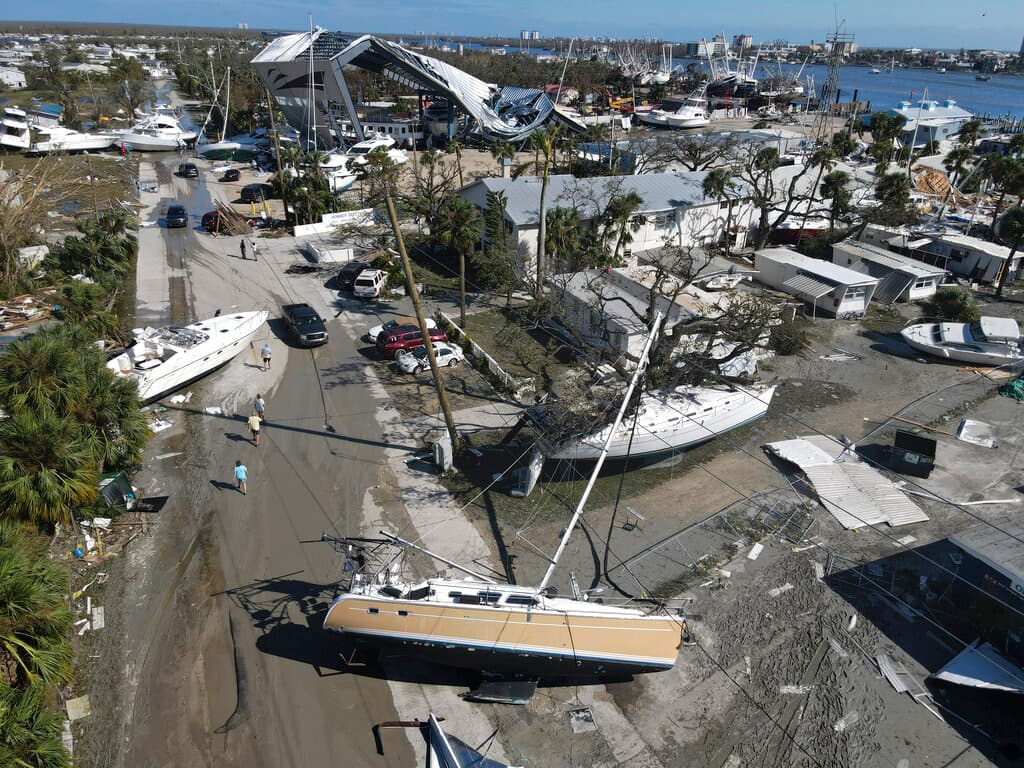 Así quedaron los barcos dispersos en medio de las casas móviles después del paso del huracán en la isla de San Carlos, en Fort Myers Beach.