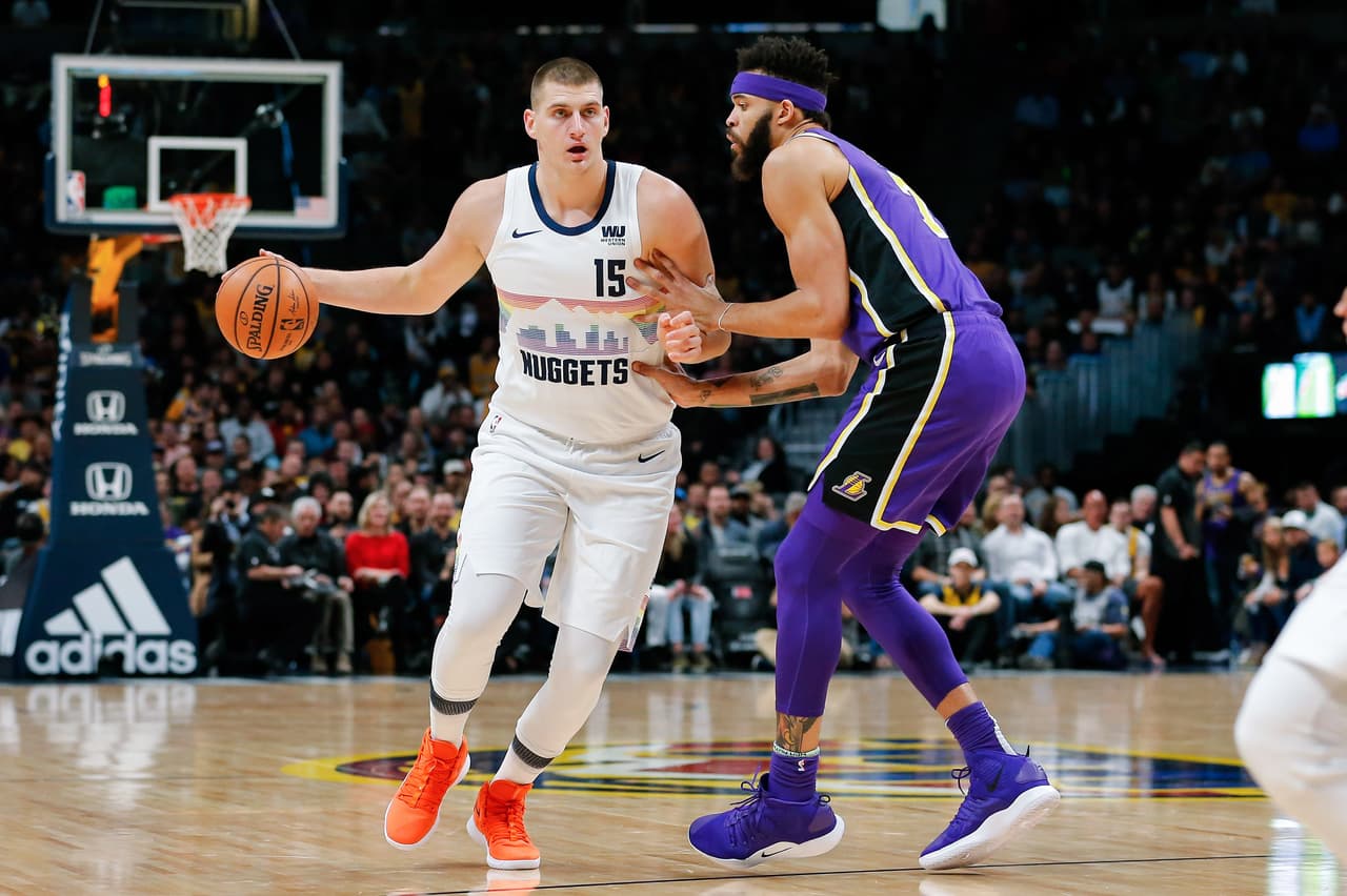 <b>LA Lakers 85-117 Denver</b>. Los Lakers (11-9) salieron de Pepsi Center con apenas 35 puntos en la segunda mitad, una de las producciones más pobres esta temporada en la derrota ante los Nuggets (14-7).