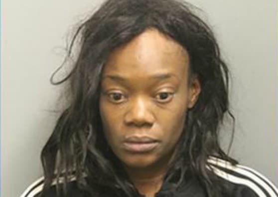 Acusan a una mujer de golpear a otra con un martillo en la cabeza para robarle sus pertenencias