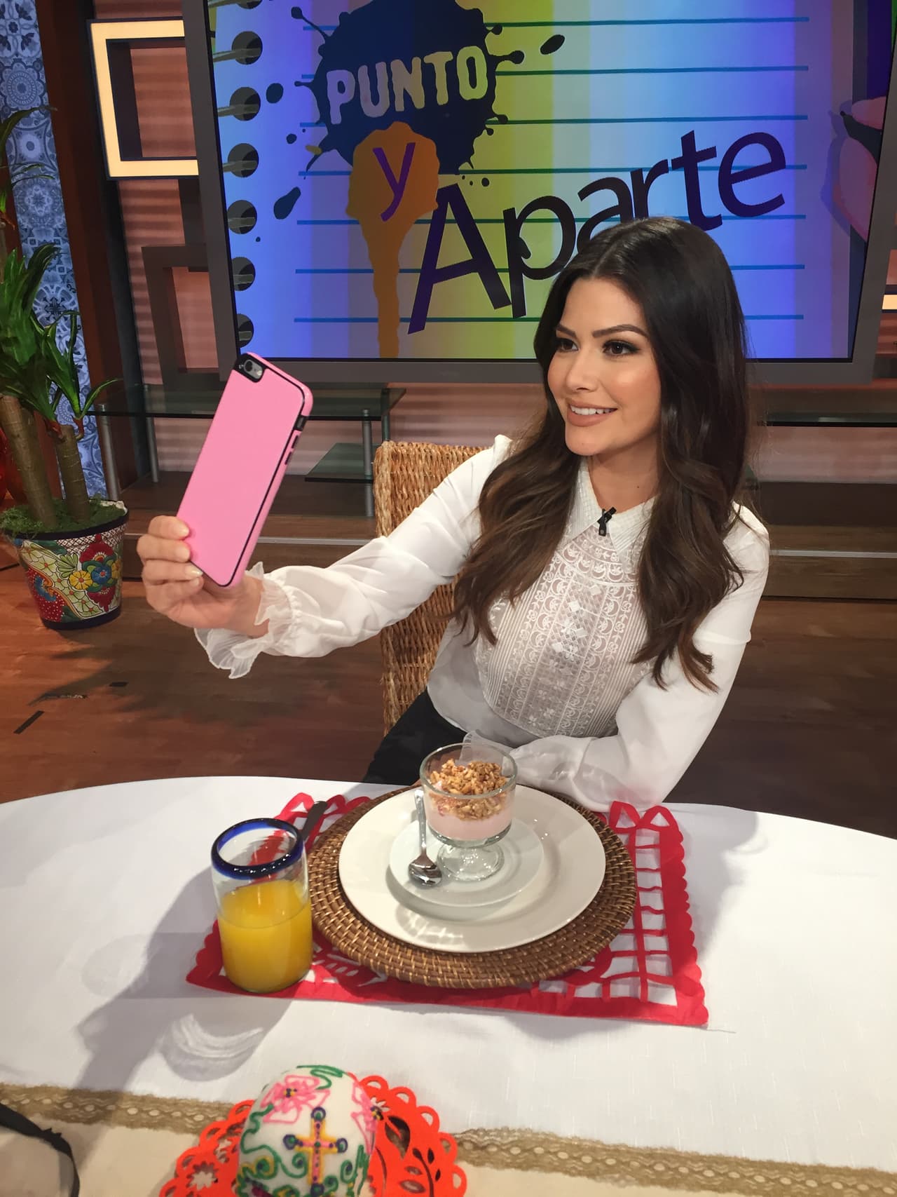 Sorprendimos a nuestra reina de las 'selfies' en plena acción. ¡Vean la gracia de Ana para tomarse fotos!