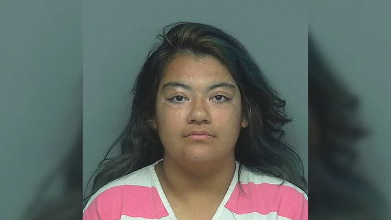 Ana Lizette Rivera, 26 años, acusada de lesiones contra un servidor público. Última residencia conocida: South 5th Street, Conroe, Texas.