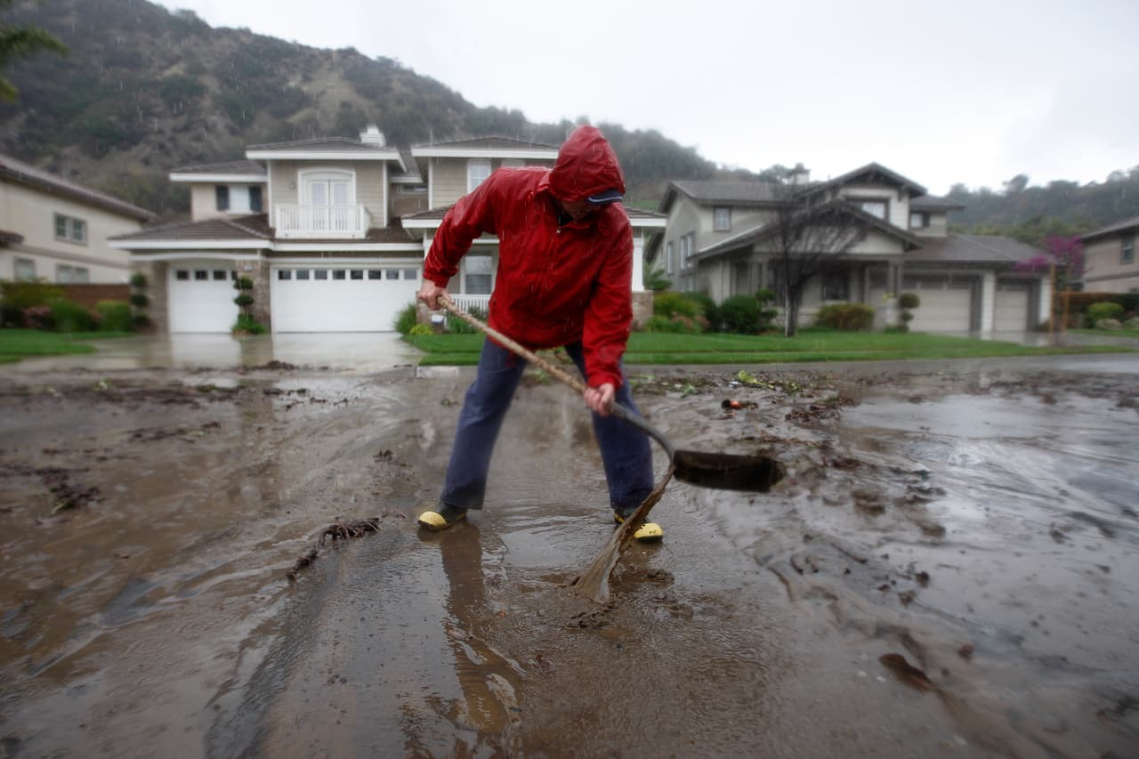 <b>Limpieza segura:</b> después de que haya pasado la tormenta, asegúrese de limpiar con seguridad. Nunca toque cables caídos y siempre llame al 
<b>811</b> o visite 
<b>811express.com</b> al menos dos días hábiles completos antes de excavar para que todos los servicios subterráneos estén marcados de manera segura.
<br>