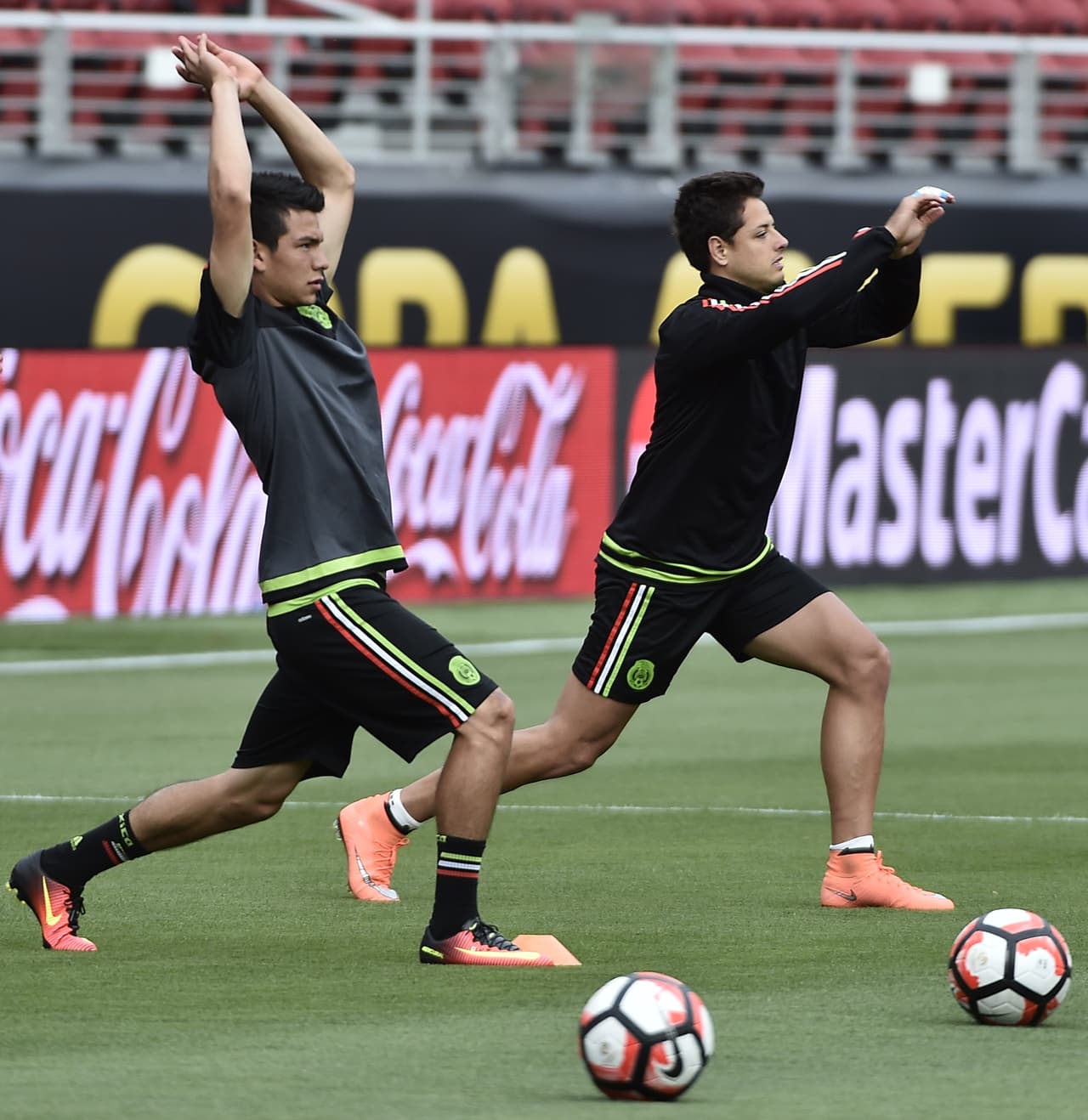 Tras su debut el 10 de febrero de 2015 con triunfo 2-0 sobre Senegal, el paso de Lozano por la selección le ha servido para adquirir experiencia de grandes referentes del equipo que lo aconsejan para mejorar su rendimiento.